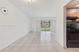 7430 SW 82nd St in Miami, FL - Building Photo - Building Photo