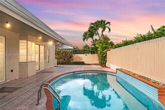 10815 SW 145th Pl in Miami, FL - Foto de edificio - Building Photo