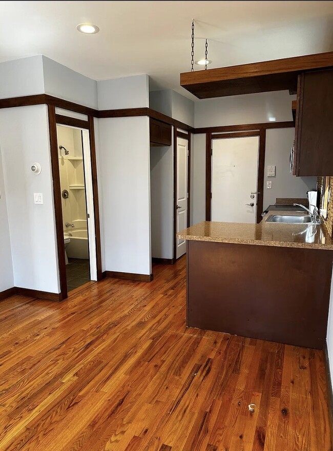 68 W 19th St, Unit Apartment 4 in Bayonne, NJ - Building Photo - Building Photo