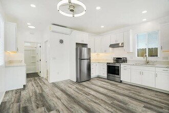 2077 Grove Ave in San Diego, CA - Foto de edificio - Building Photo