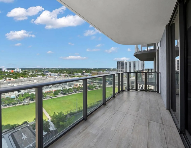 121 NE 34th St, Unit 1501 in Miami, FL - Building Photo - Building Photo