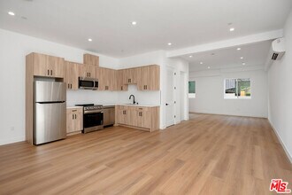 726 Robinson St in Los Angeles, CA - Building Photo - Building Photo