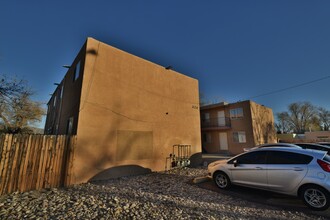 320 Vermont St NE in Albuquerque, NM - Building Photo - Building Photo