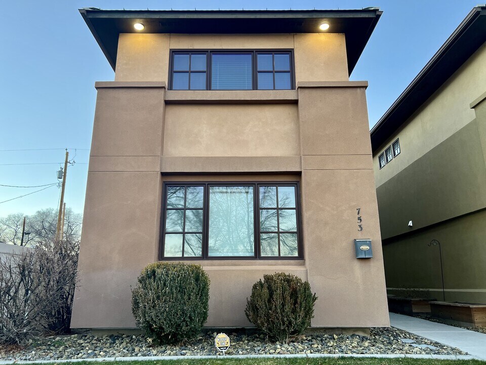 753 Oak St in Elko, NV - Foto de edificio