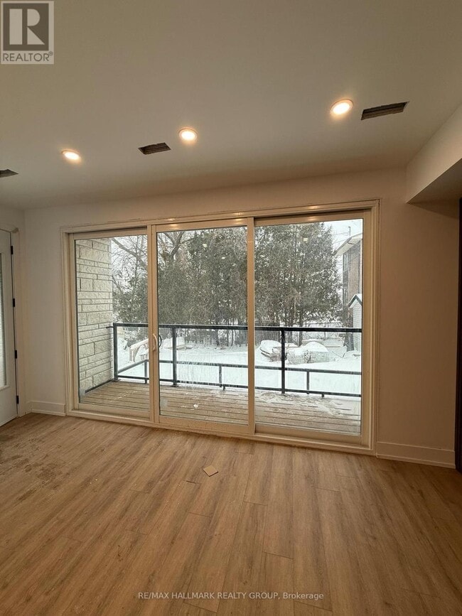 886 Byron Ave in Ottawa, ON - Building Photo - Building Photo