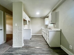 4805 Seville Dr in Louisville, KY - Building Photo - Building Photo
