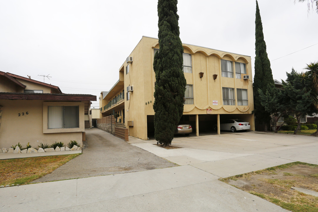 220 N Cedar St in Glendale, CA - Foto de edificio