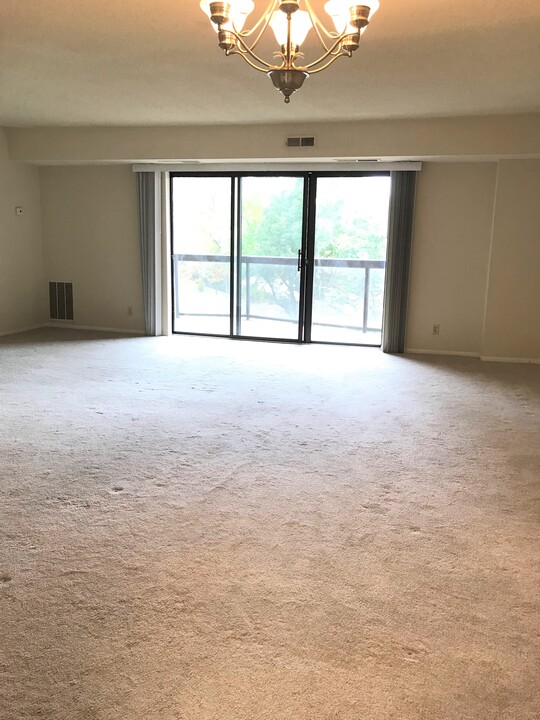 8360 Greensboro Dr, Unit 302 in McLean, VA - Building Photo