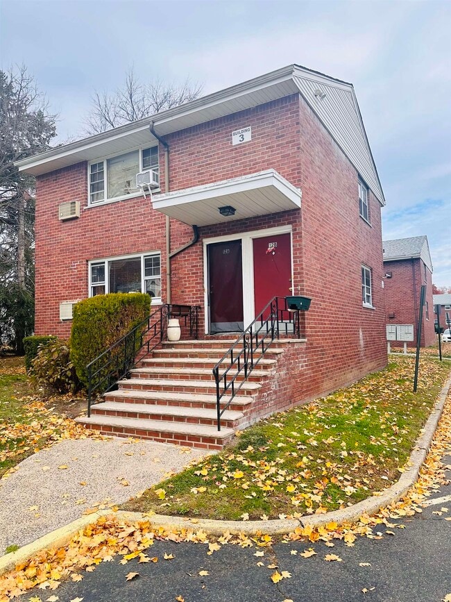 241 W Passaic St in Rochelle Park, NJ - Building Photo - Building Photo