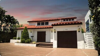 7536 W Treasure Dr in North Bay Village, FL - Foto de edificio - Building Photo