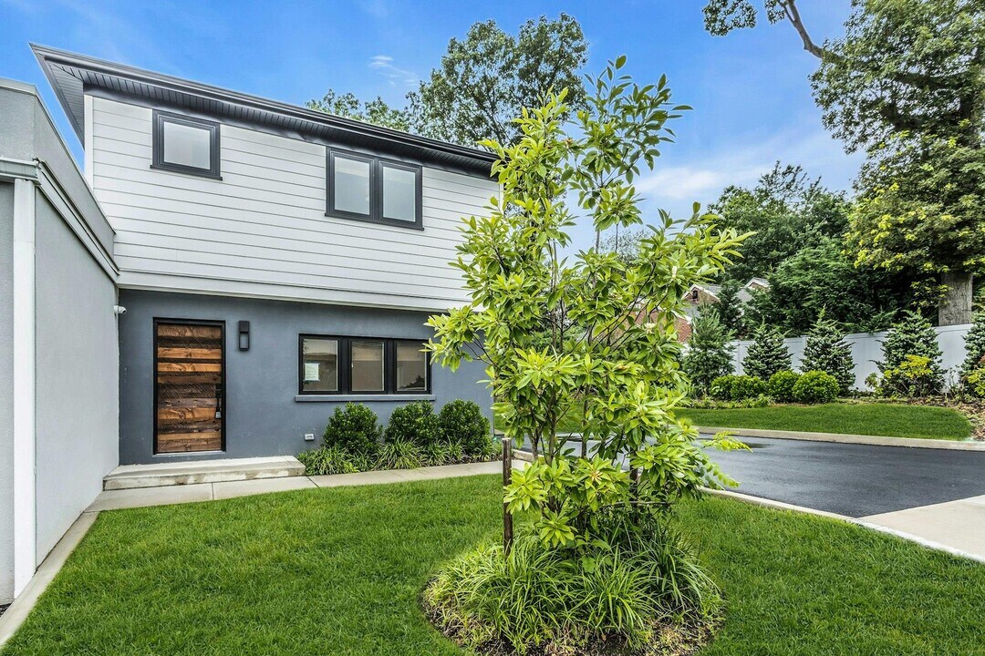 203 Broadway in Huntington Station, NY - Building Photo