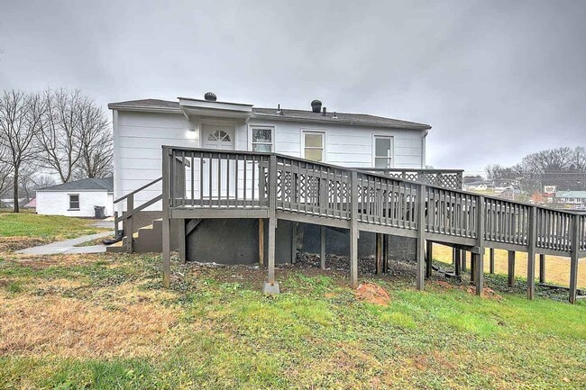 1241 Virginia Ave in Bristol, TN - Foto de edificio - Building Photo