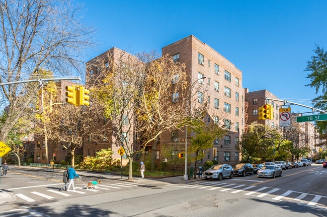 7811 35th Ave in Flushing, NY - Foto de edificio - Building Photo