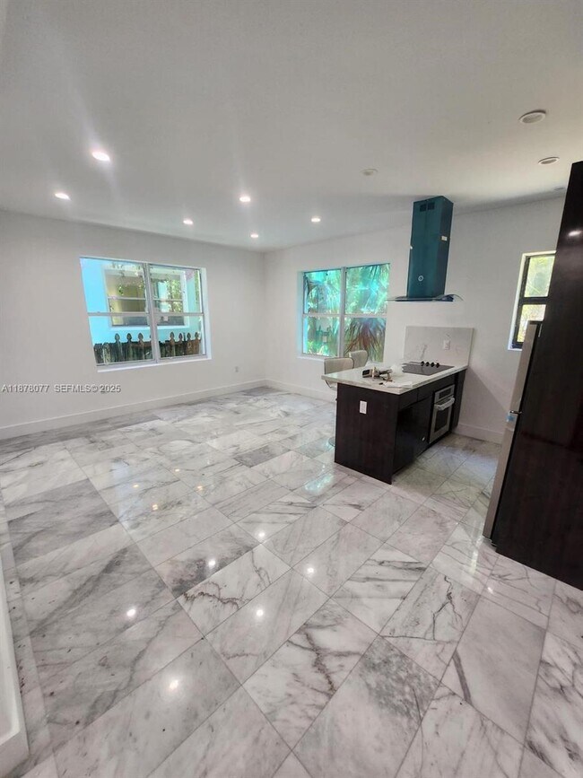 1560 Drexel Ave in Miami Beach, FL - Building Photo - Building Photo