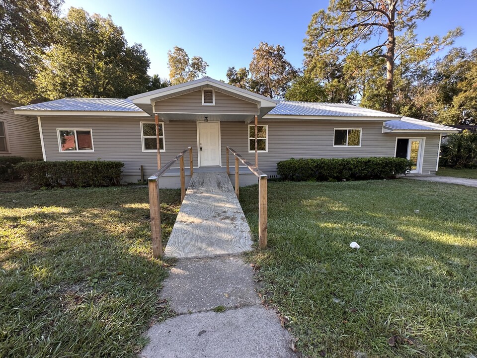 1209 Elizabeth St in Waycross, GA - Building Photo