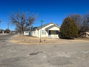 730 W 17th Ln in Portales, NM - Building Photo - Building Photo