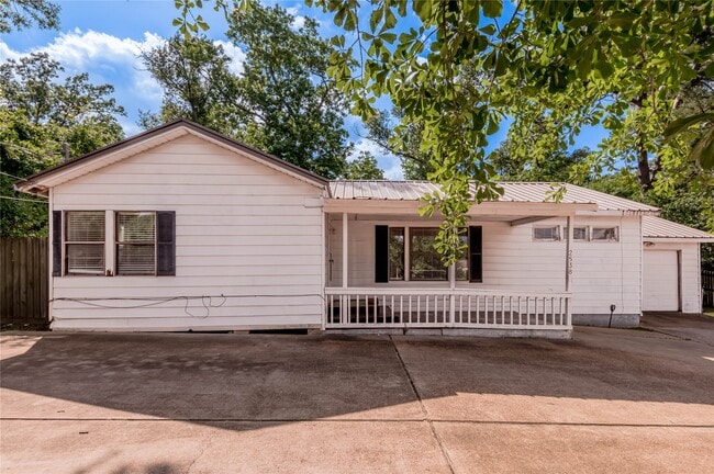 2538 Sycamore Ave in Huntsville, TX - Building Photo - Building Photo