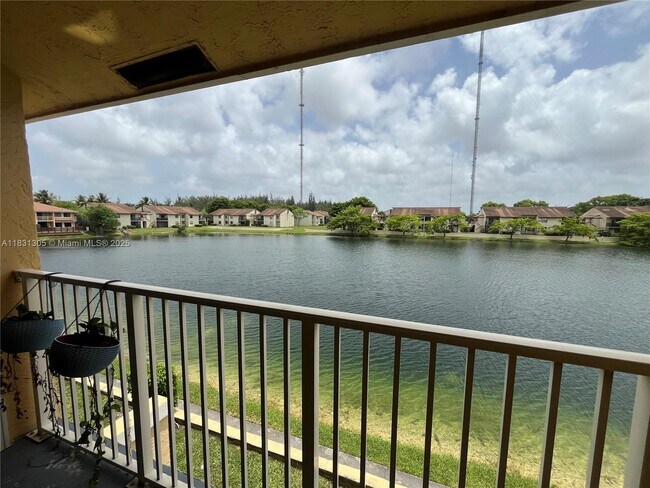 450 NW 214th St in Miami Gardens, FL - Foto de edificio - Building Photo