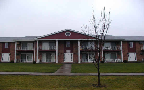 648 Pasadena Ave in Beecher, IL - Foto de edificio