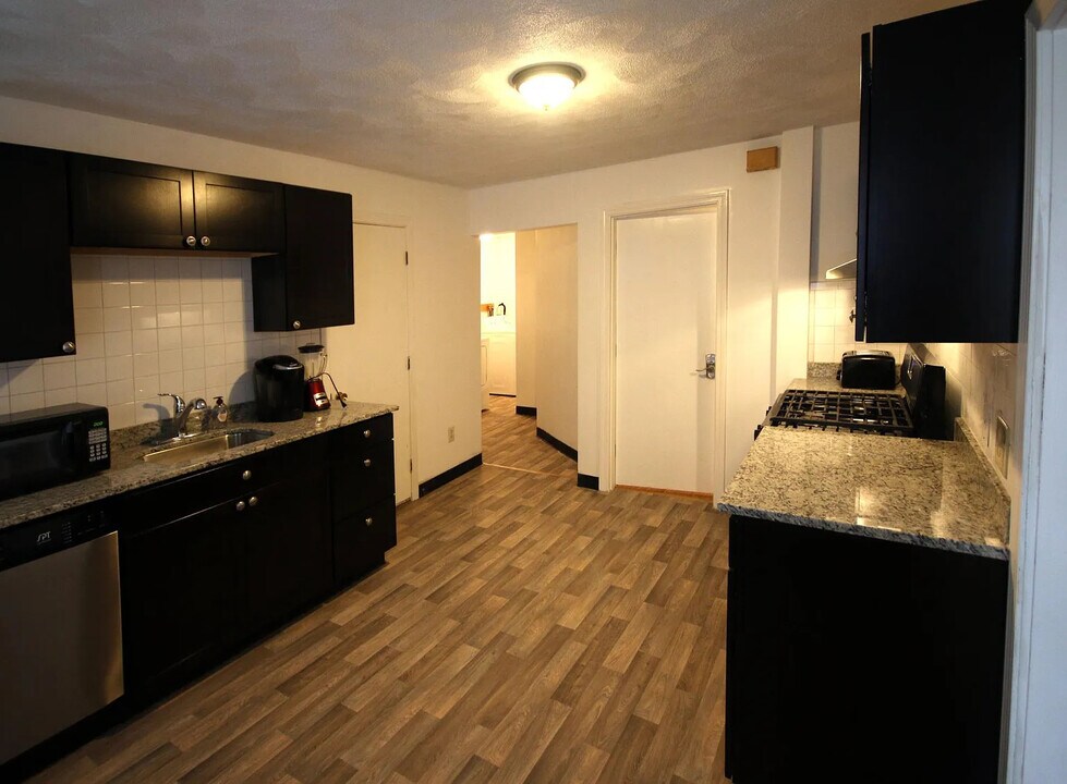 105 Leyden St, Unit 1 in Boston, MA - Foto de edificio