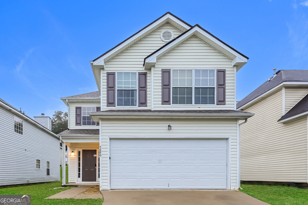 5686 One Lake Way in College Park, GA - Building Photo