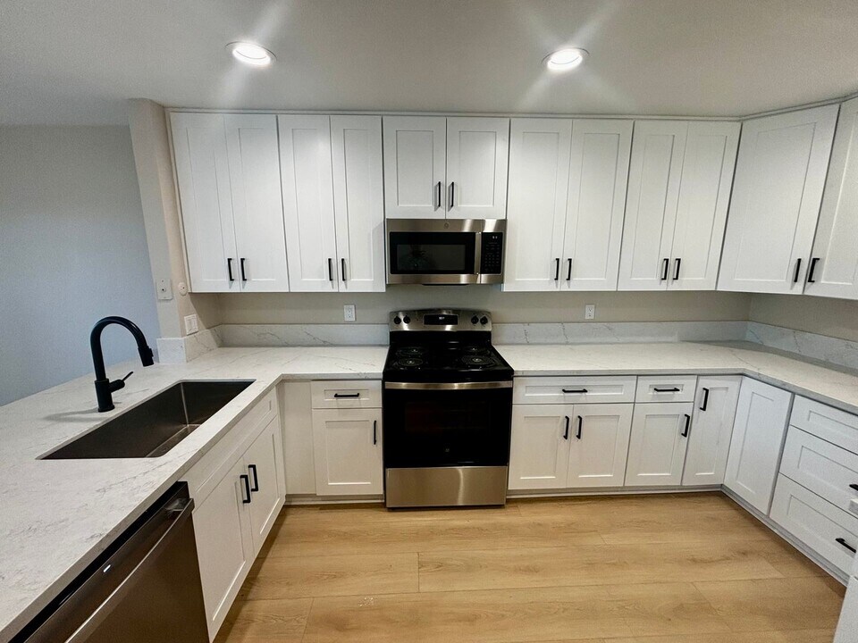 6341 Caminito Telmo in San Diego, CA - Building Photo
