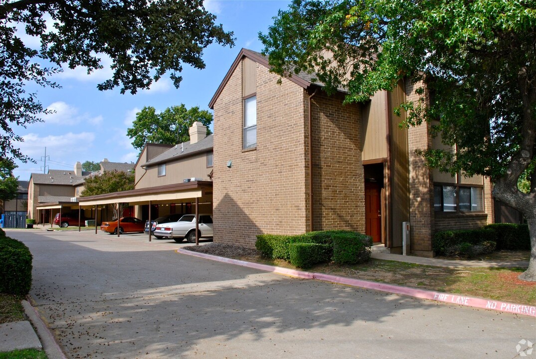 2415 Forest Brook Ln in Arlington, TX - Building Photo