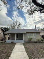 334 W Gramercy Pl in San Antonio, TX - Building Photo