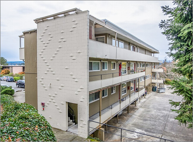 Island Lanai Apartments in Mercer Island, WA - Building Photo - Building Photo