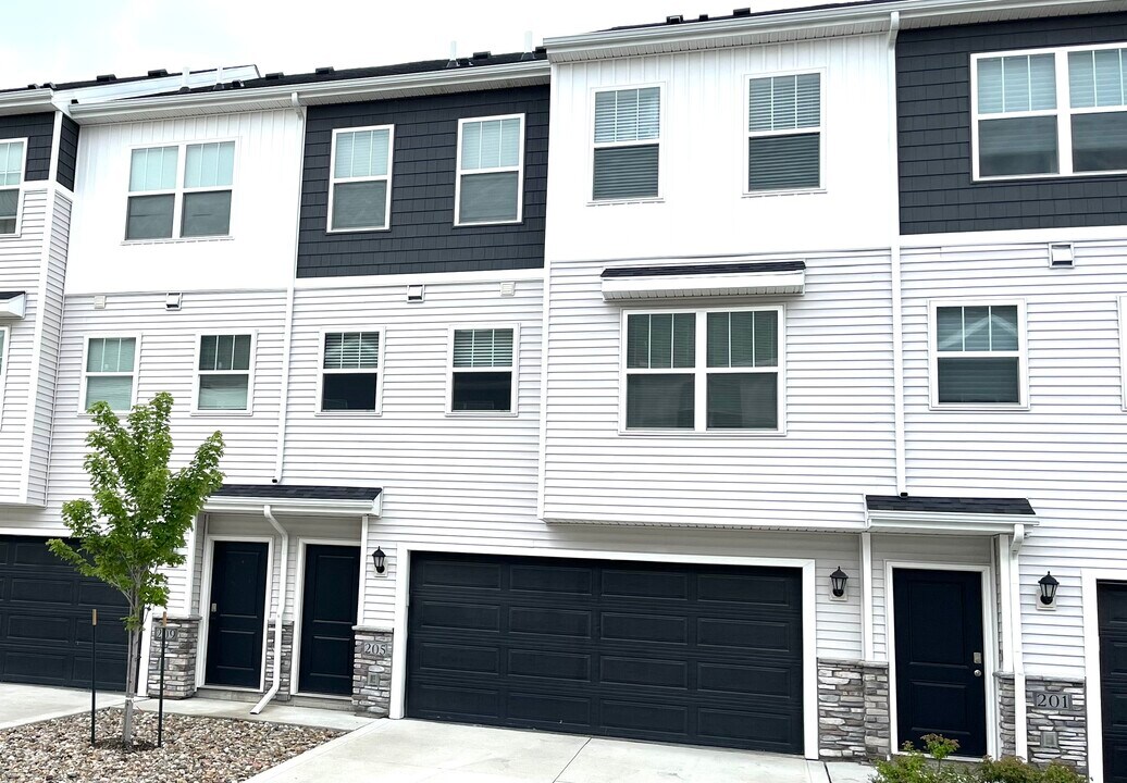 205 NE 23rd Ln in Ankeny, IA - Building Photo