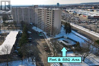 700 Dynes Rd in Burlington, ON - Building Photo - Building Photo