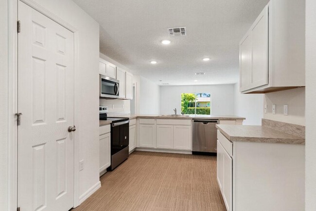 442 SW Carmelite St in Port St. Lucie, FL - Foto de edificio - Building Photo