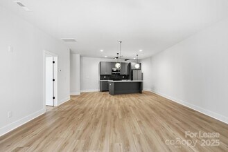 1306 Carolyn Dr in Charlotte, NC - Foto de edificio - Building Photo