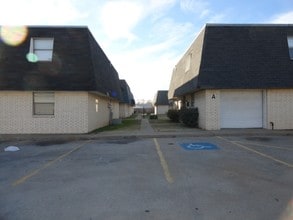 Green West Apartments in Lawton, OK - Foto de edificio - Building Photo