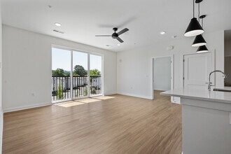 West Row Lofts & Townhomes in Homewood, AL - Foto de edificio - Interior Photo