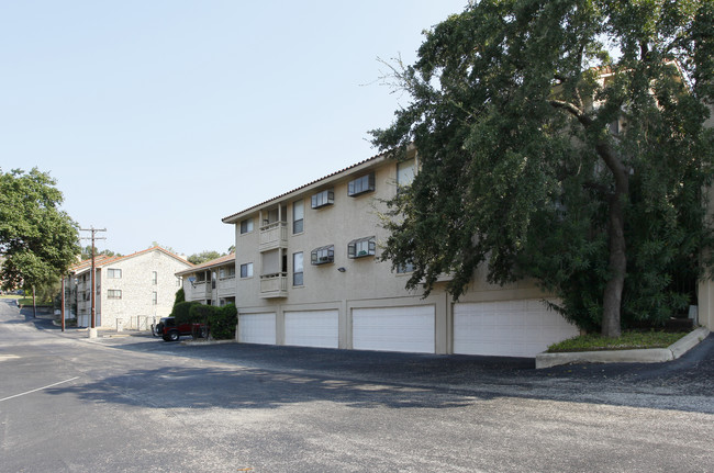 Tower Point Condominiums in San Antonio, TX - Foto de edificio - Building Photo