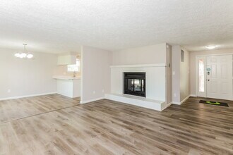 8130 Clayburn Dr in Indianapolis, IN - Foto de edificio - Building Photo