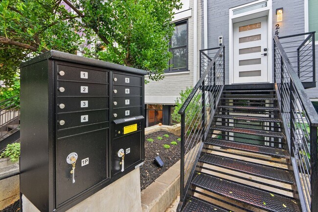 2429 Ontario Rd NW in Washington, DC - Building Photo - Building Photo