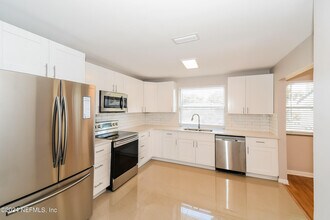 7070 Perke Dr in Jacksonville, FL - Building Photo - Building Photo