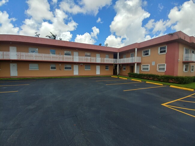 1265 W 24th St, Unit 114 in Hialeah, FL - Foto de edificio - Building Photo