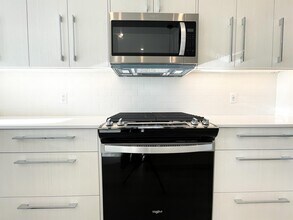 33 Creekstone Dr SW in Calgary, AB - Building Photo - Building Photo