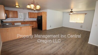 2010 NE Full Moon Dr in Bend, OR - Building Photo - Building Photo