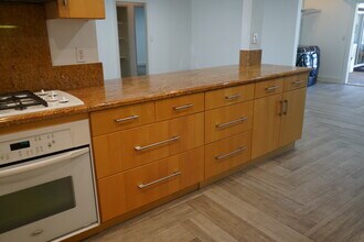 7857 Louise Ave in Northridge, CA - Foto de edificio - Building Photo