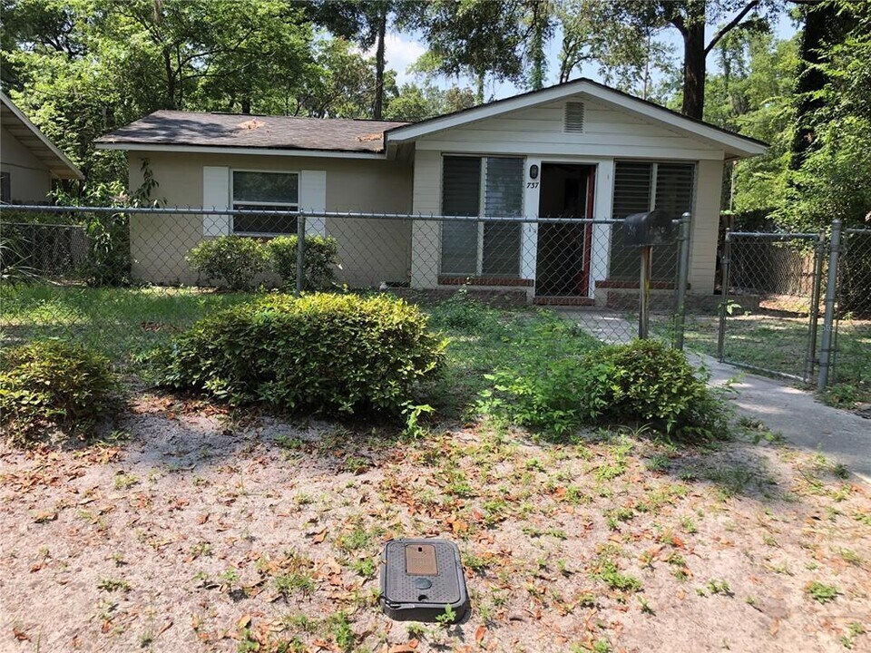737 NE 11th Ave in Gainesville, FL - Building Photo