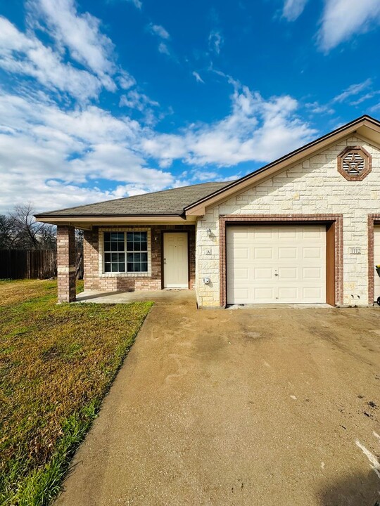 1112 Leah Dr in Troy, TX - Building Photo