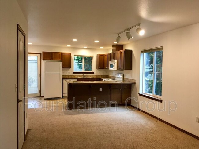 12545 Roosevelt Way NE in Seattle, WA - Foto de edificio - Building Photo