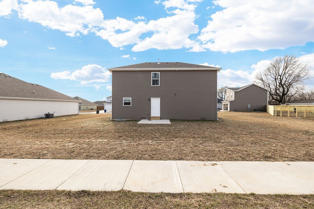 2403 E Beagle St in Republic, MO - Building Photo