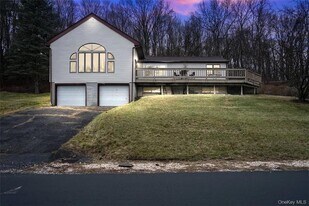 17 Valley Dr in Salisbury Mills, NY - Building Photo