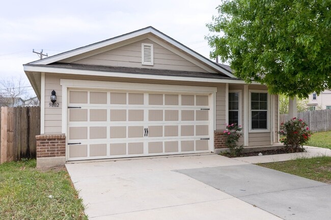 9802 Vandenberg Way in San Antonio, TX - Building Photo - Building Photo
