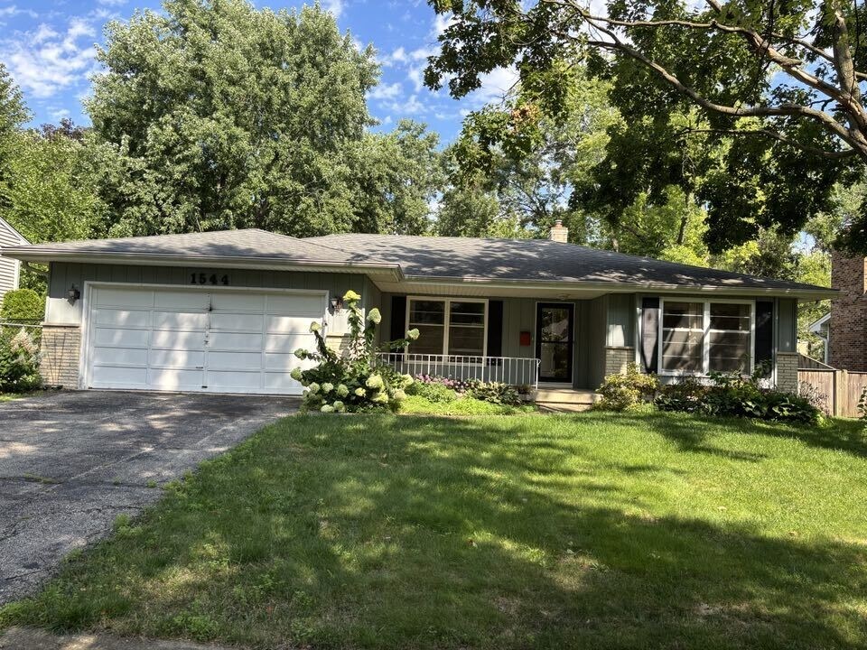 1544 Towhee Ln in Naperville, IL - Building Photo
